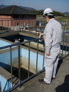 浄水施設を点検している写真