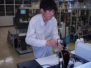 電気機器を点検している写真