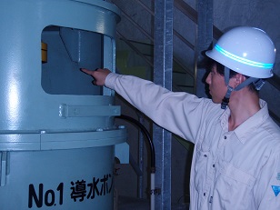 電気機器を点検している写真