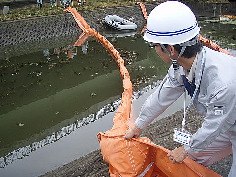 ｵｲﾙﾌｪﾝｽを設置している写真